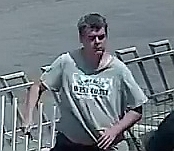 הדוקר, כפי שנקלט במצלת האבטחה. עדיין חופשי (צילום מסך)